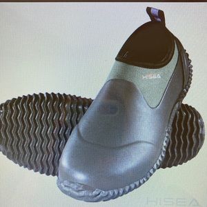 Unisex Hisea slip on garden shoes.